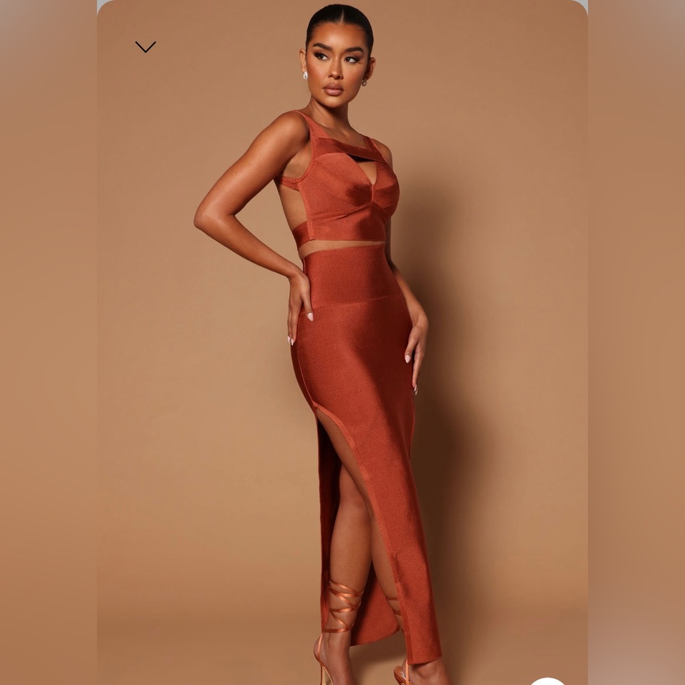 A matching copper 2 piece set. Made of thick, stretchy material. Never worn.